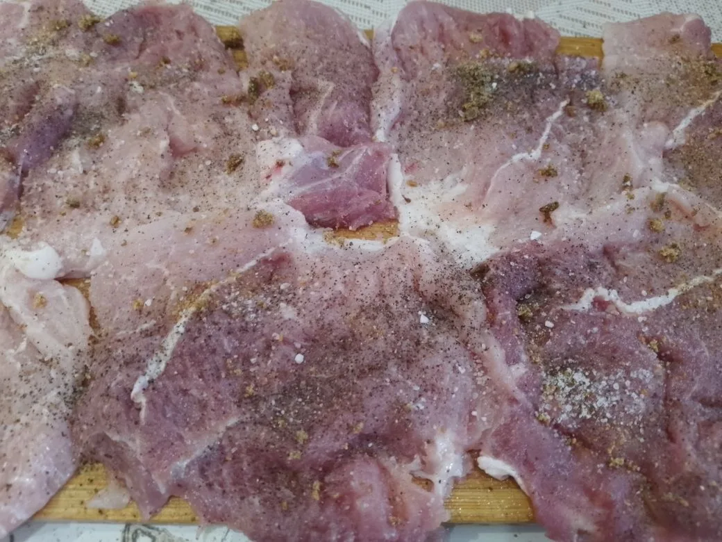 Отбивные из свинины в кляре и панировочных сухарях: Посыпаем отбитые кусочки мяса солью, молотым чесноком и молотым перцем, оставляем на 30 минут, чтобы мясо