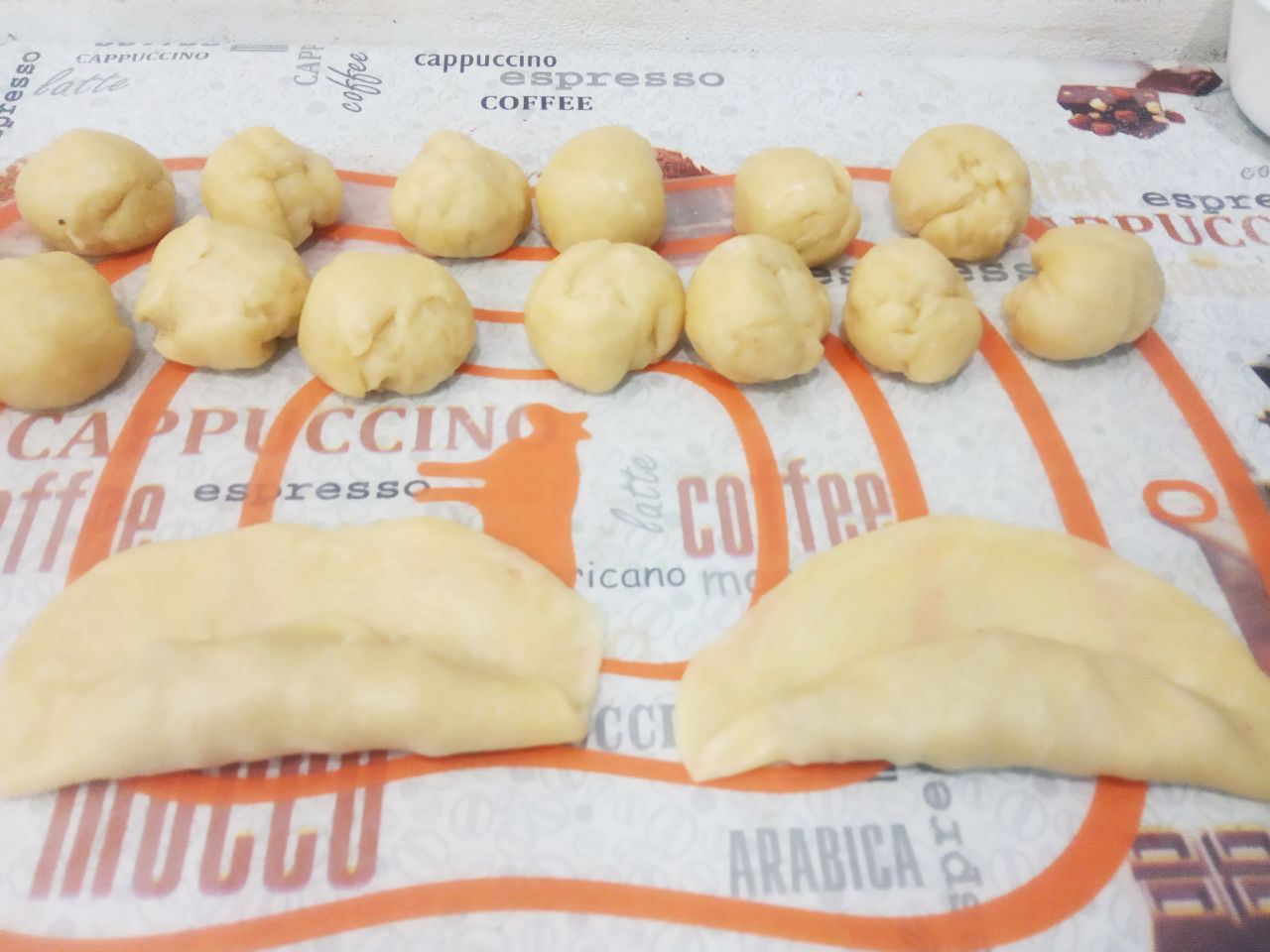 Простой рецепт пирожков из теста на растительном масле, с мясной начинкой: Закрываем начинку тестом и по бокам тоже.
