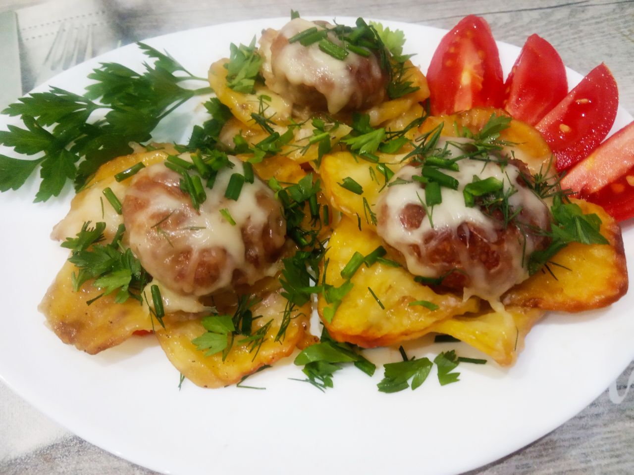 Картофель запеченный с фаршем, перцем и сыром, в духовке