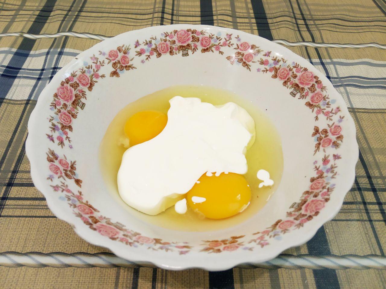 Кабачки в кляре, сытно и вкусно: Приготовим кляр: в чашу или миску разбиваем яйца, кладем сметану любой жирности, чеснок и соль с перцем по