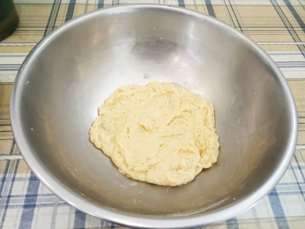 Печенье без яиц, в сахарном сиропе, мягкое и нежное: Высыпаем оставшуюся муку, дальше вымешиваем теста руками. Тесто должно быть мягким и нежным.