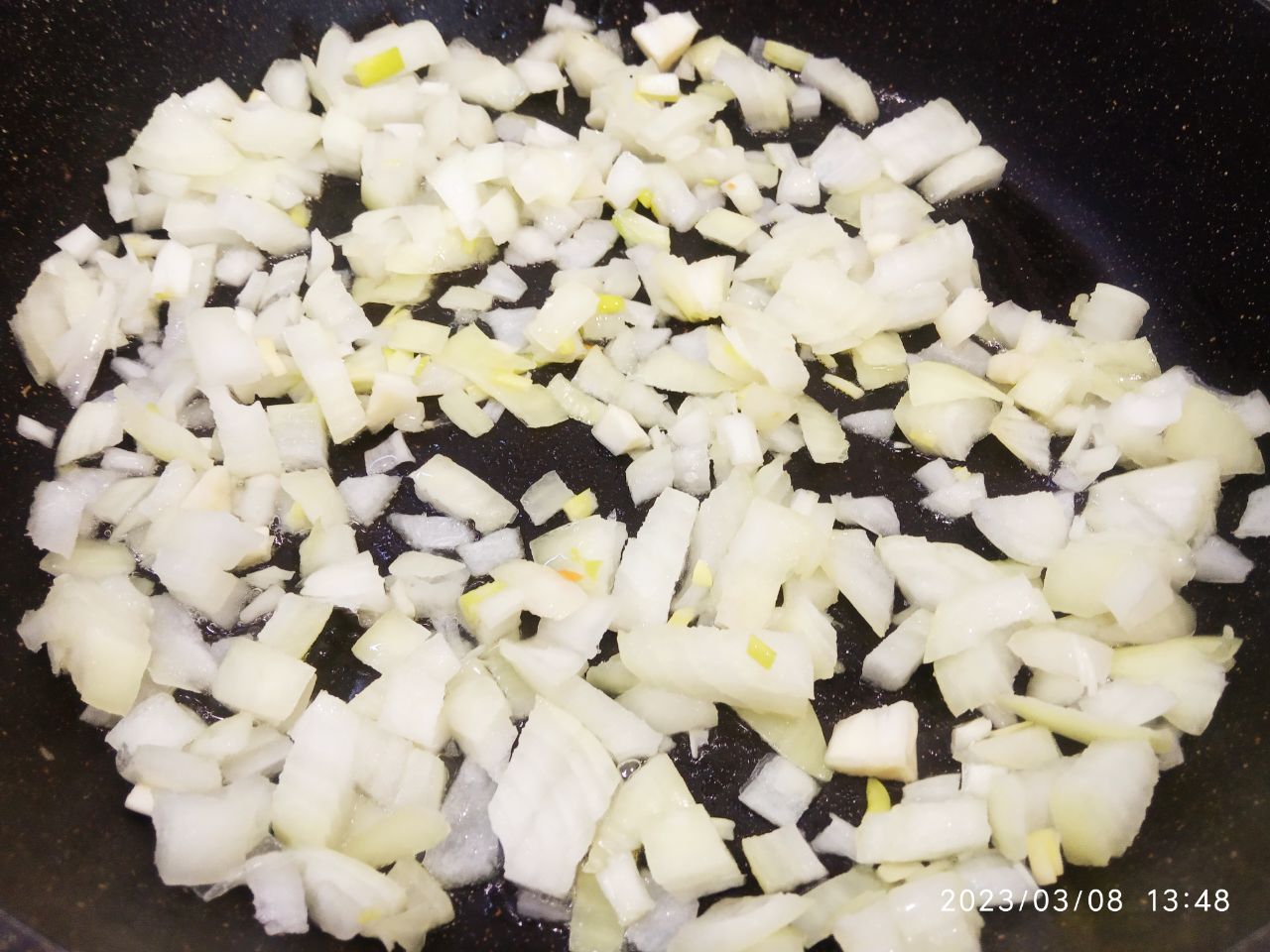 Бутерброды с куриным паштетом, вкусно и сытно: Обжариваем лук на растительном или сливочном масле до золотистого цвета.