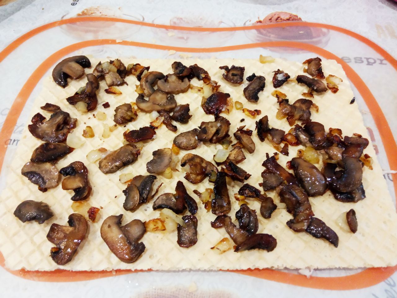 Торт вафельный с начинкой из фарша, моркови и грибов: Поверх фарша кладем вафельный лист и на нем распределяем жареные с луком грибы.