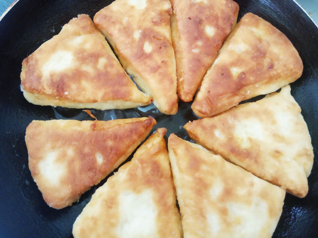 Воздушные треугольники, просто и вкусно: Разогреваем сковородку с растительным маслом, укладываем треугольники и обжариваем с двух сторон до