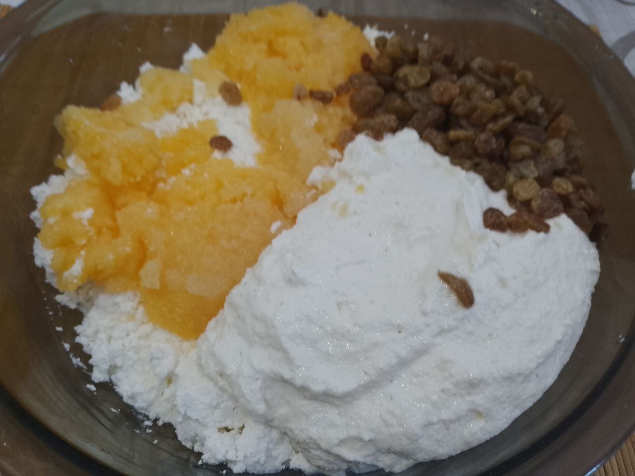 Творожная запеканка с изюмом, нежная и вкусная: Соединяем творог, желтки с сахаром, сметану с манной крупой, разрыхлитель для теста и изюм. Массу тщательно