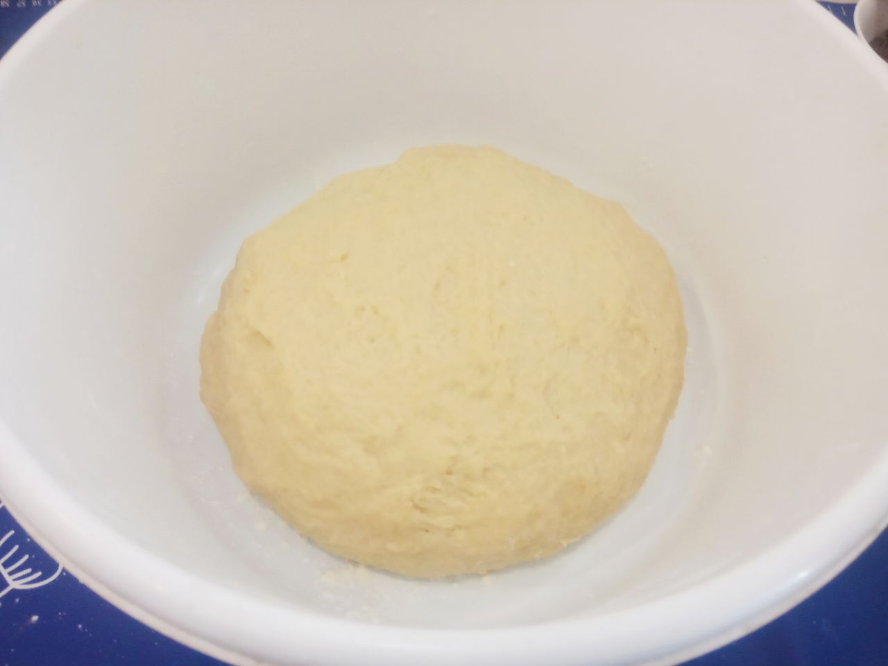 Булочки с начинкой из жареных яблок, изюма и корицы: В размешанное тесто кладем кусочки размягченного сливочного масла, перемешиваем и добавляем оставшуюся муку.