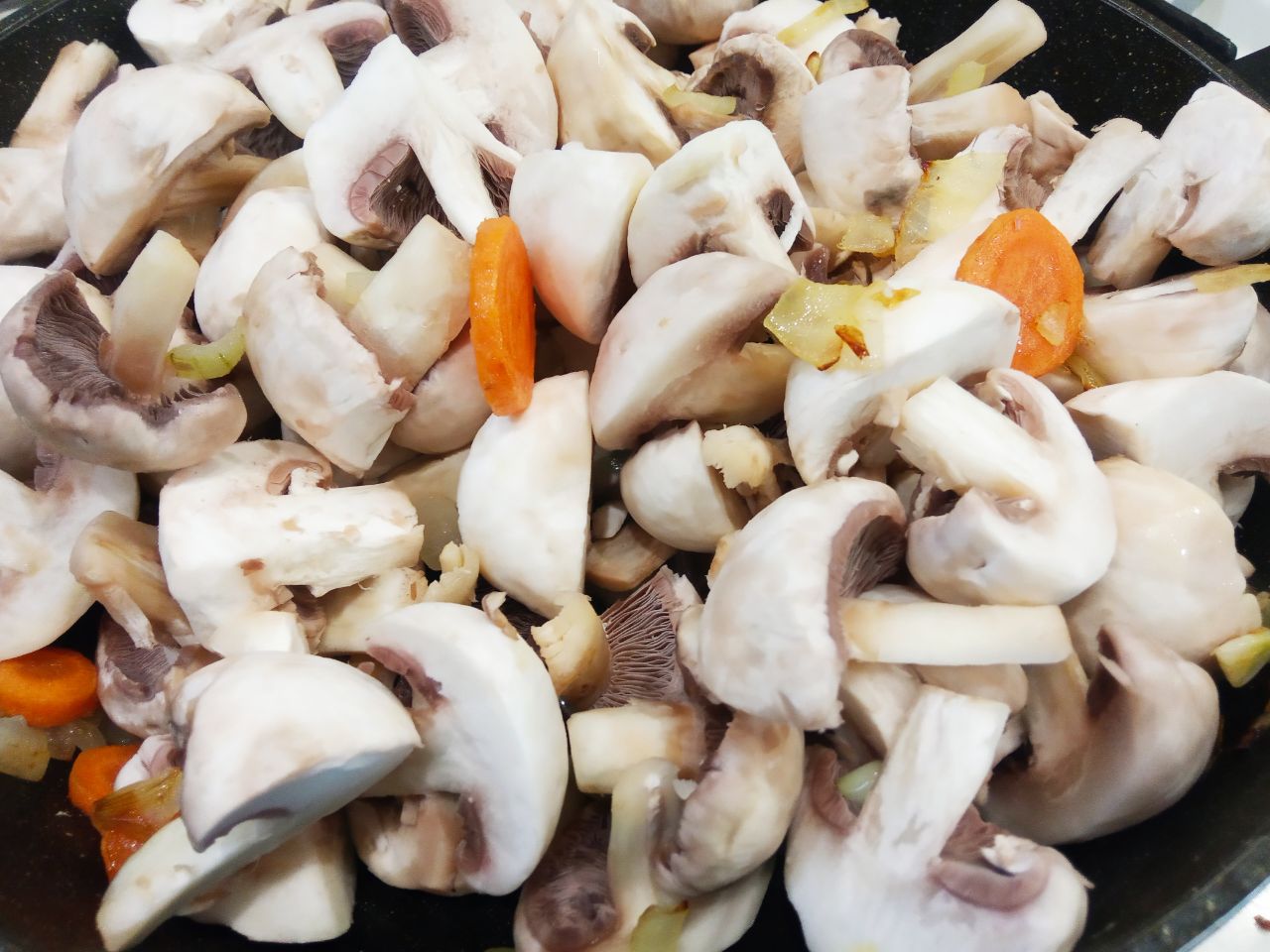 Картофель с грибами запеченный в рукаве для запекания, просто и вкусно: Выкладываем грибы, солим по вкусу, перемешиваем и обжариваем на среднем огне до испарения влаги.