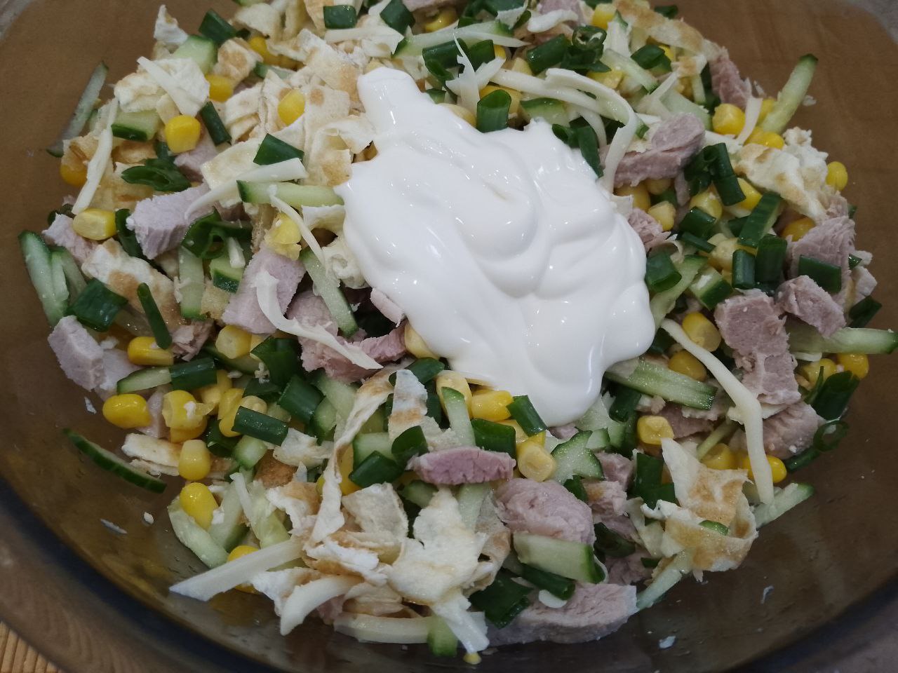 Салат вкусный и сытный из мяса, огурцов и яичных блинов: Заправляем салат майонезом по вкусу, перемешиваем.