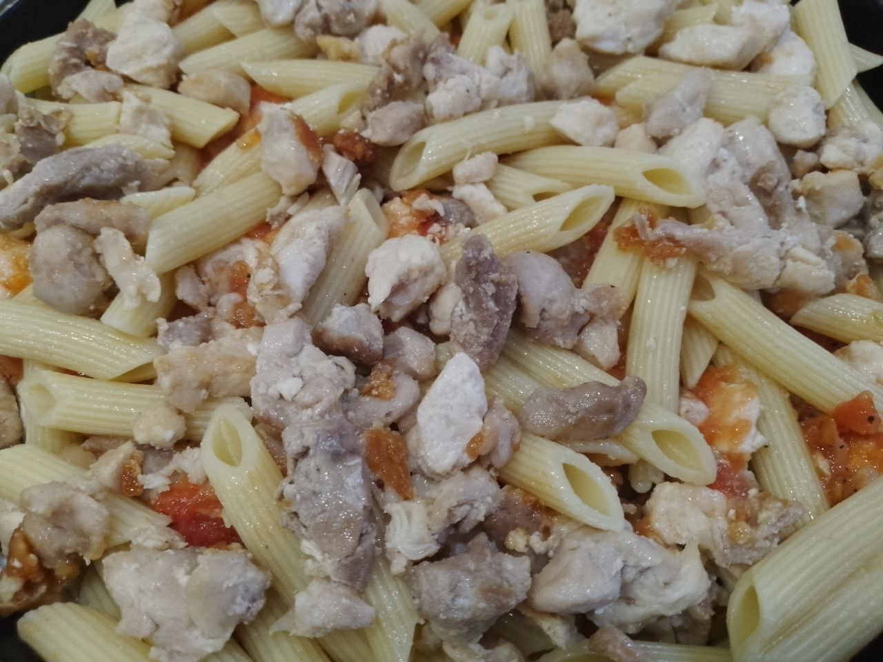 Макаронная запеканка с курицей, сыром и помидорами: Затем выкладываем оставшиеся макароны и оставшиеся мясо с соусом.