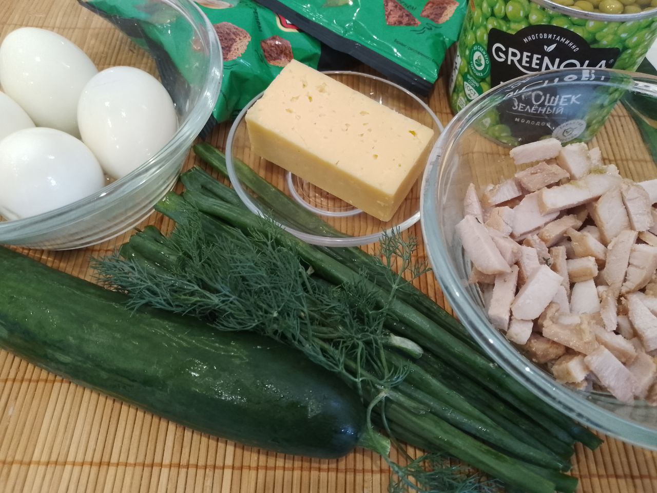 Салат с мясом, зеленым горошком и сухариками