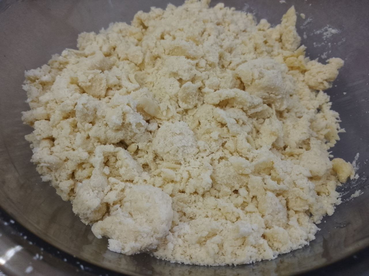Пирог из песочной крошки, с творожной начинкой и замороженными ягодами: В мучную крошку добавляем желтки и растираем.