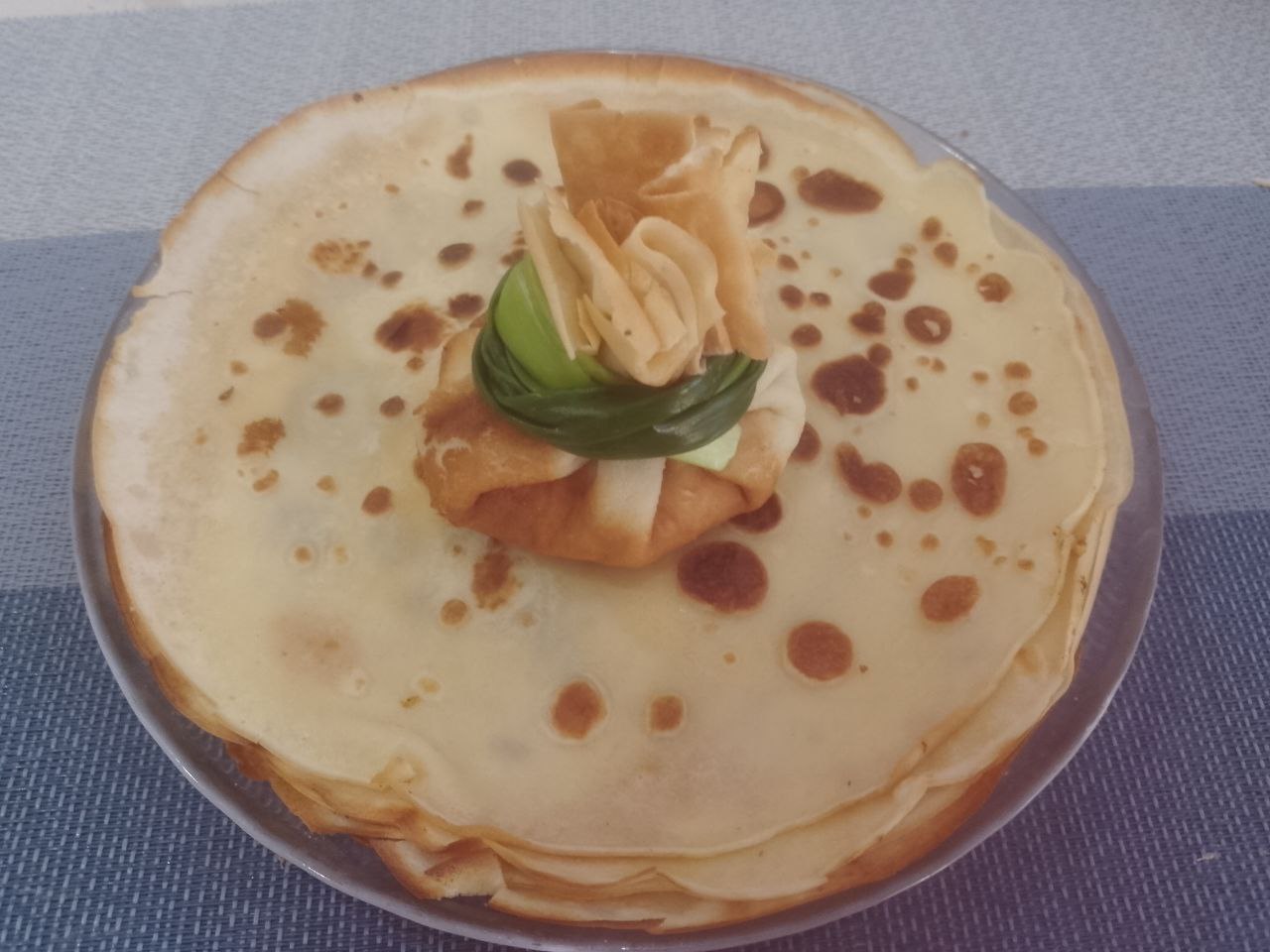 Блинчики с начинкой из куриного мяса и сыра, вкусные и сытные: На блин кладем начинку, формируем мешочек, верх связываем зеленым луком.