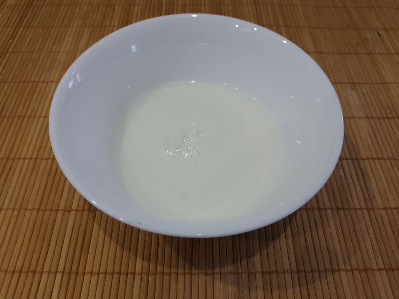Рыбный стейк в кляре, вкусно и сытно: Добавляем молоко и размешиваем до однородной консистенции, кляр должен быть как сметана.