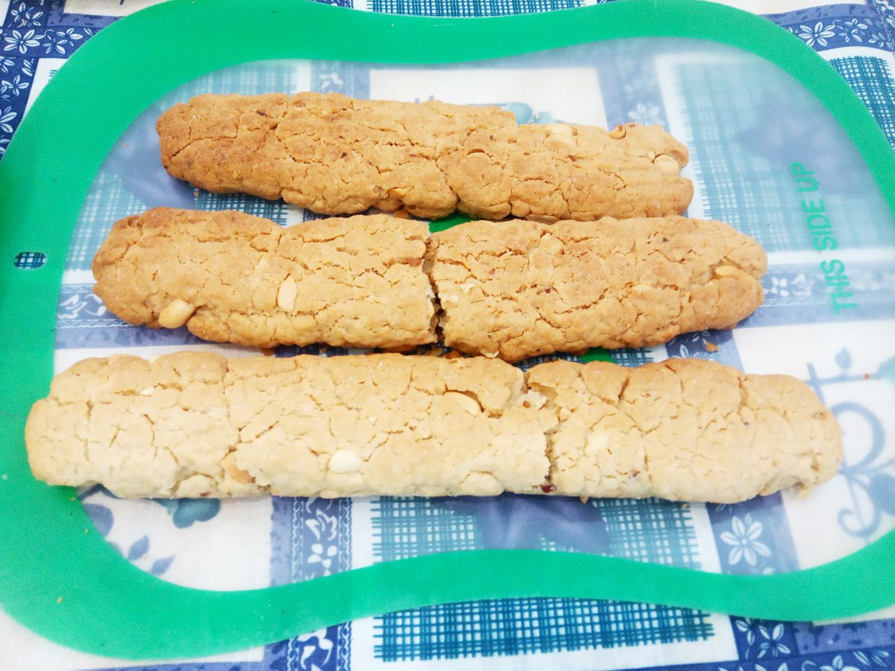 Печенье с орехами подсушенное в духовке, рассыпчатое и хрустящее: Выкладываем валики на рабочую поверхность и разрезаем острым ножом на полоски около 1 см. Печенье разрезаем