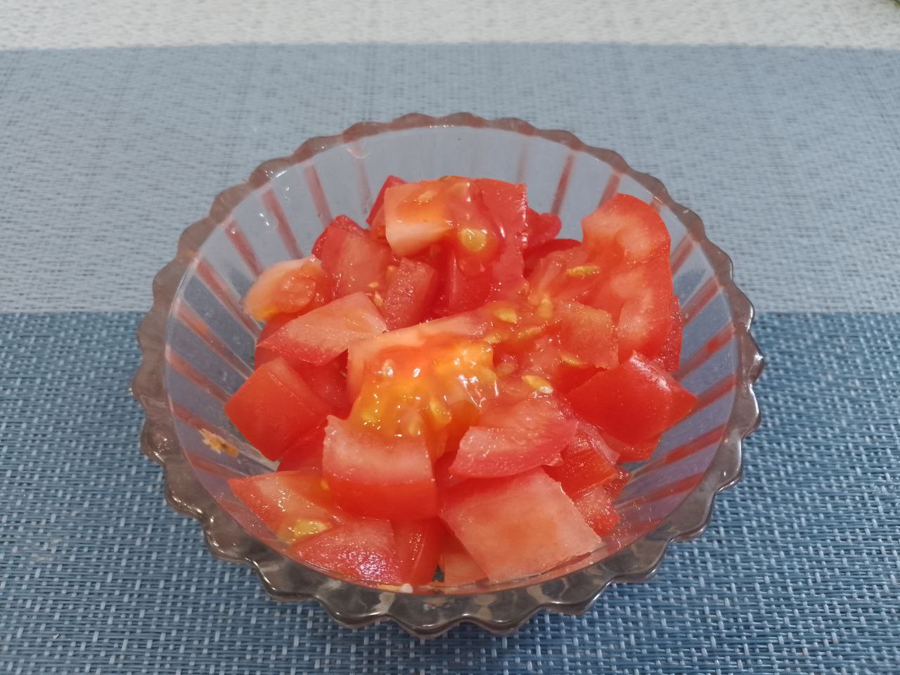Гречневая каша с овощами и филе, простое и вкусное блюдо: Помидоры промываем и удаляем плодоножки, разрезаем на небольшие кусочки.