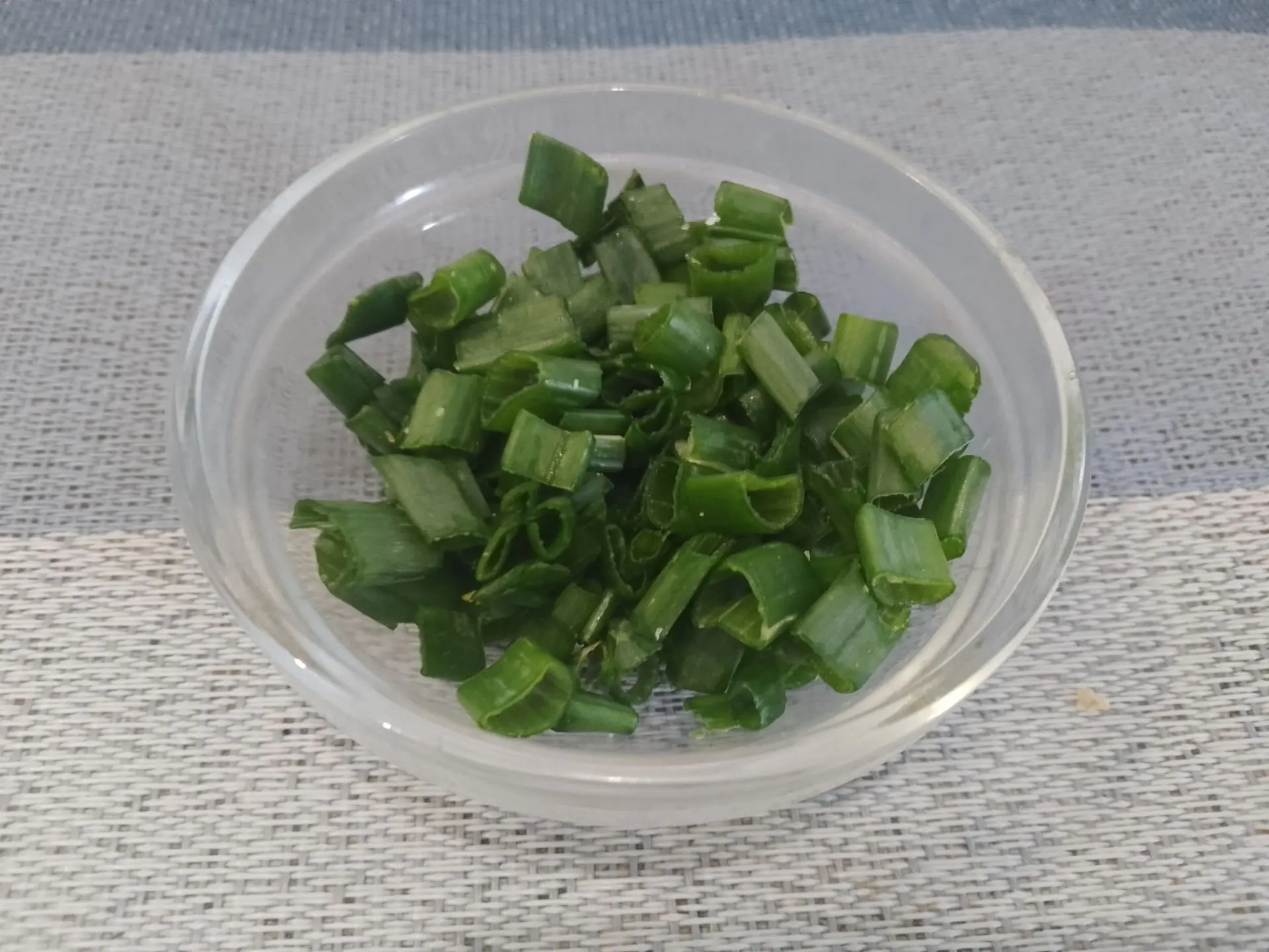 Горячие бутерброды в духовке, вкусно и быстро: Зеленый лук промываем и измельчаем.