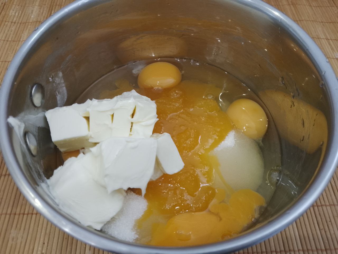 Торт с нежным кремом из сливок и творожного сыра, очень вкусный: Сначала приготовим медовые коржи для торта.
