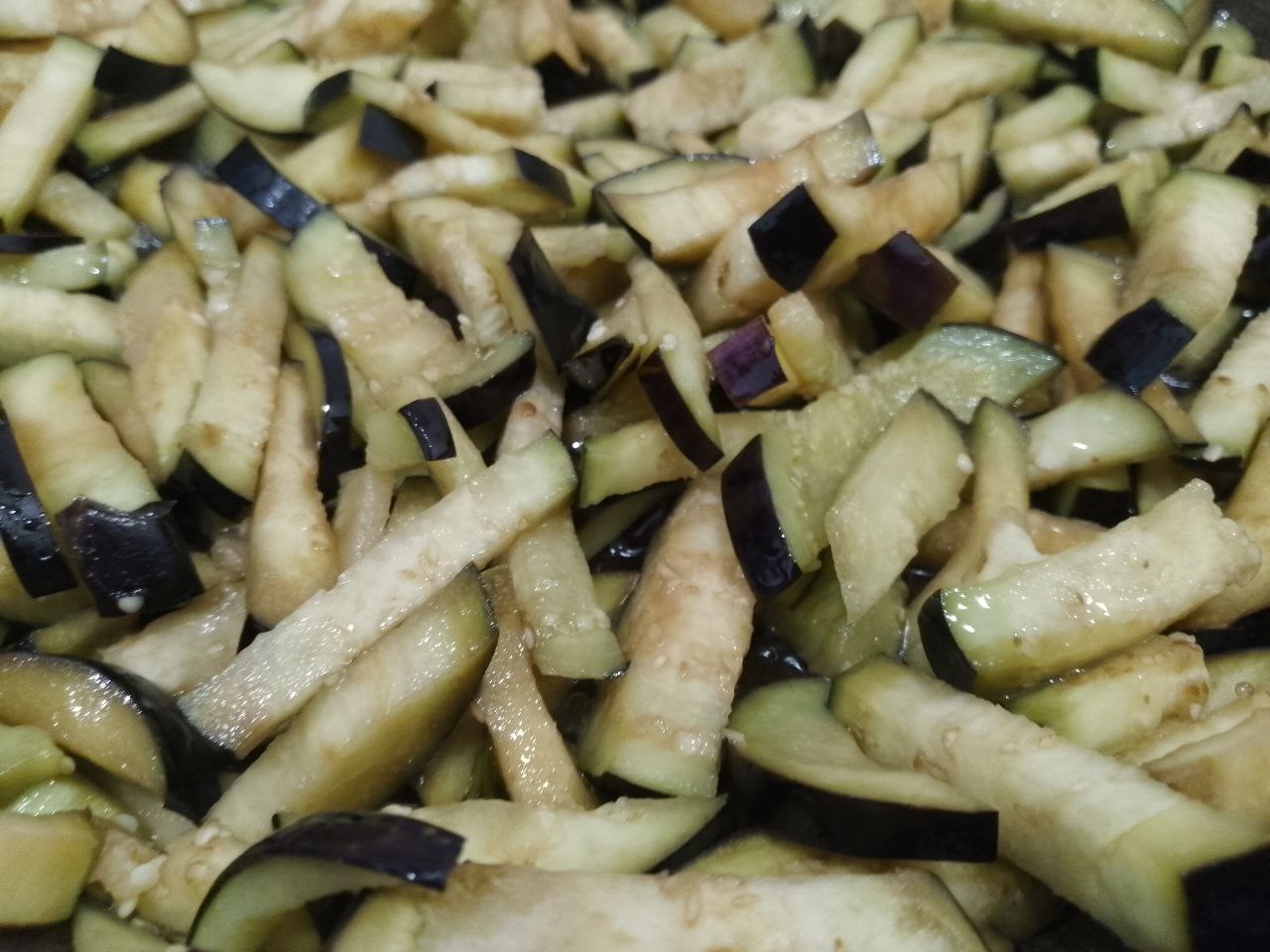 Салат из баклажанов, зелени и сыра, сытный и вкусный: Разогреваем сковороду с растительным маслом и обжариваем баклажаны до готовности, солим по вкусу.