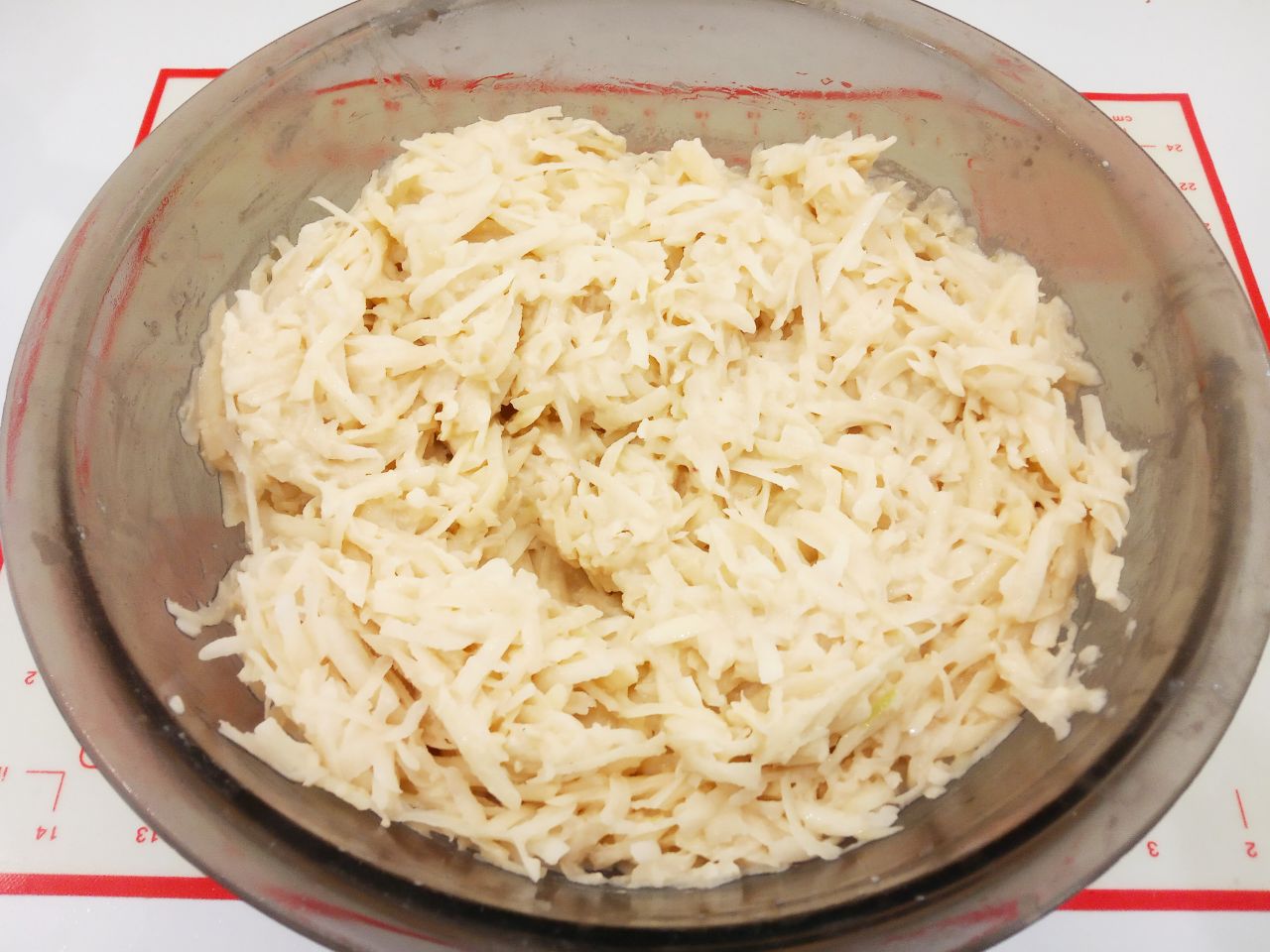 Картофельные колдуны с фаршем и сыром, вкусно и сытно: Картофель отжимаем, добавляем лук, чеснок, яйца, муку, соль и перец по вкусу, размешиваем.