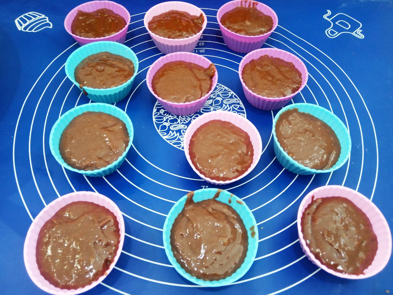 Шоколадные кексы к чаю, просто вкусно: В формочки для кексов накладываем тесто больше половины формочек.