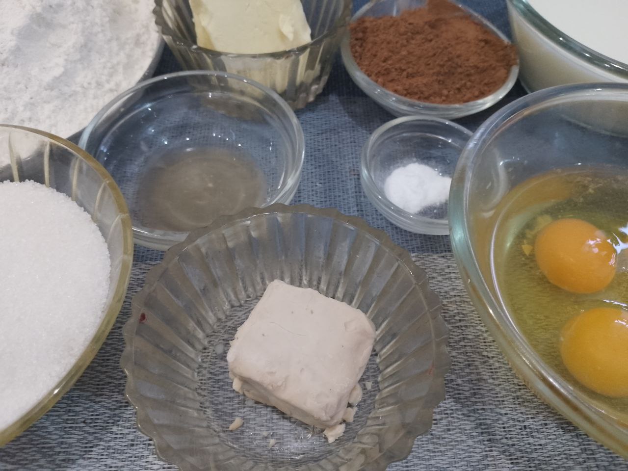 Булочки из слоеного теста с корицей и изюмом