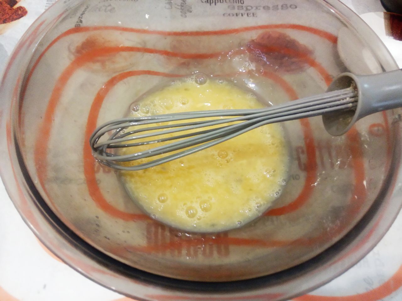 Ленивый пирог на кефире, с мясом и сыром в духовке: Яйца разбиваем в чашу, добавляем соль и взбиваем венчиком.