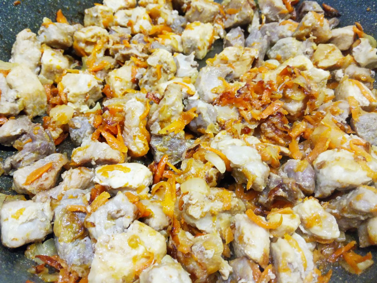 Бурый рис с мясом, в мультиварке: Кладем кусочки свинины, солим и перчим по вкусу, перемешиваем, накрываем крышкой и на небольшом огне