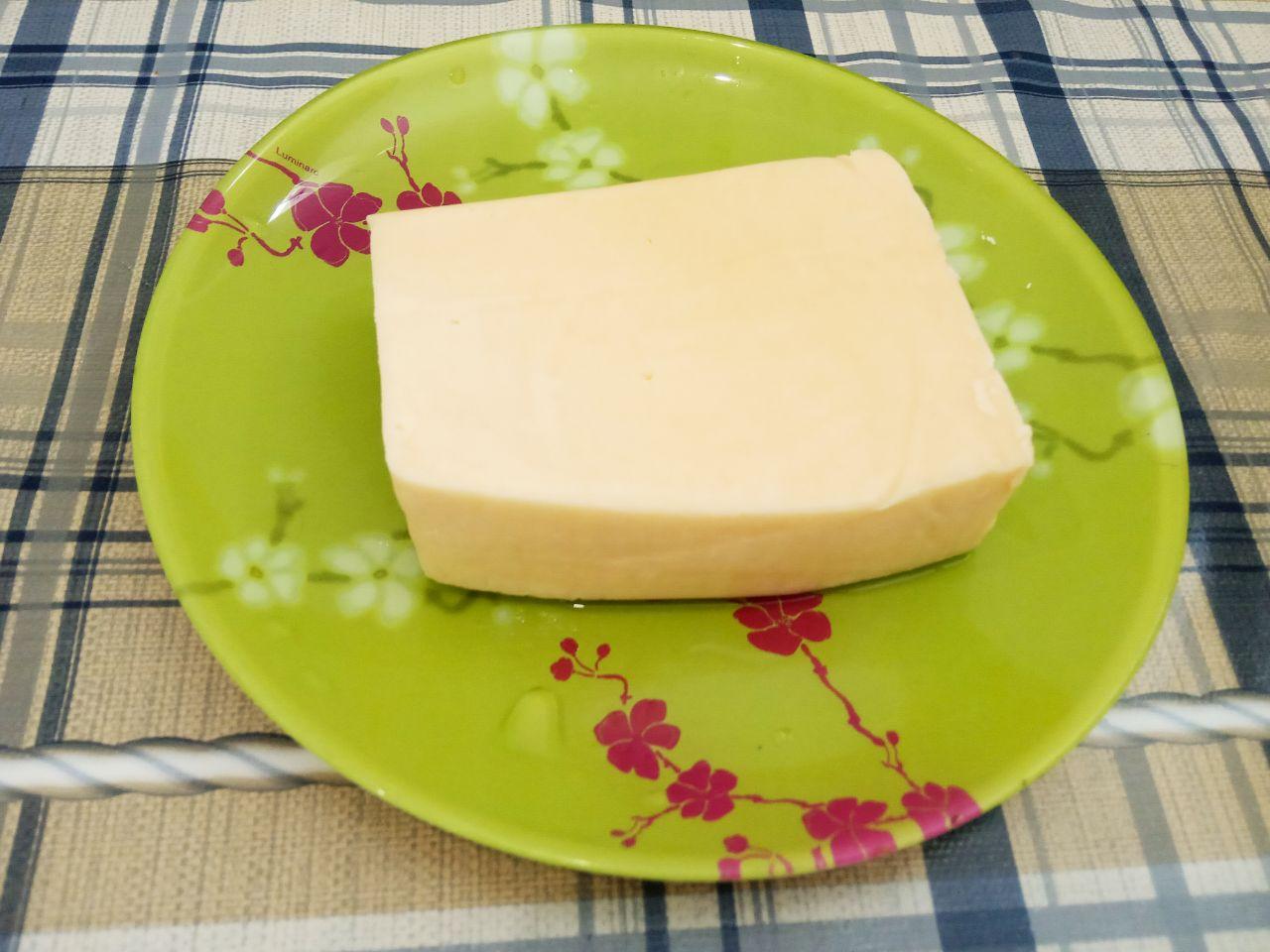 Сочные кабачковые гнезда с мясной начинкой и сыром: Сыр натираем на средней терке и половину добавляем в тертые кабачки, а половиной сыра оставляем для посыпания