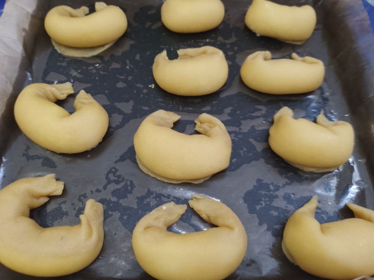 Песочное печенье с белковой начинкой, дополненной крахмалом и кокосовой стружкой: Противень застилаем пергаментом и укладываем печенье.