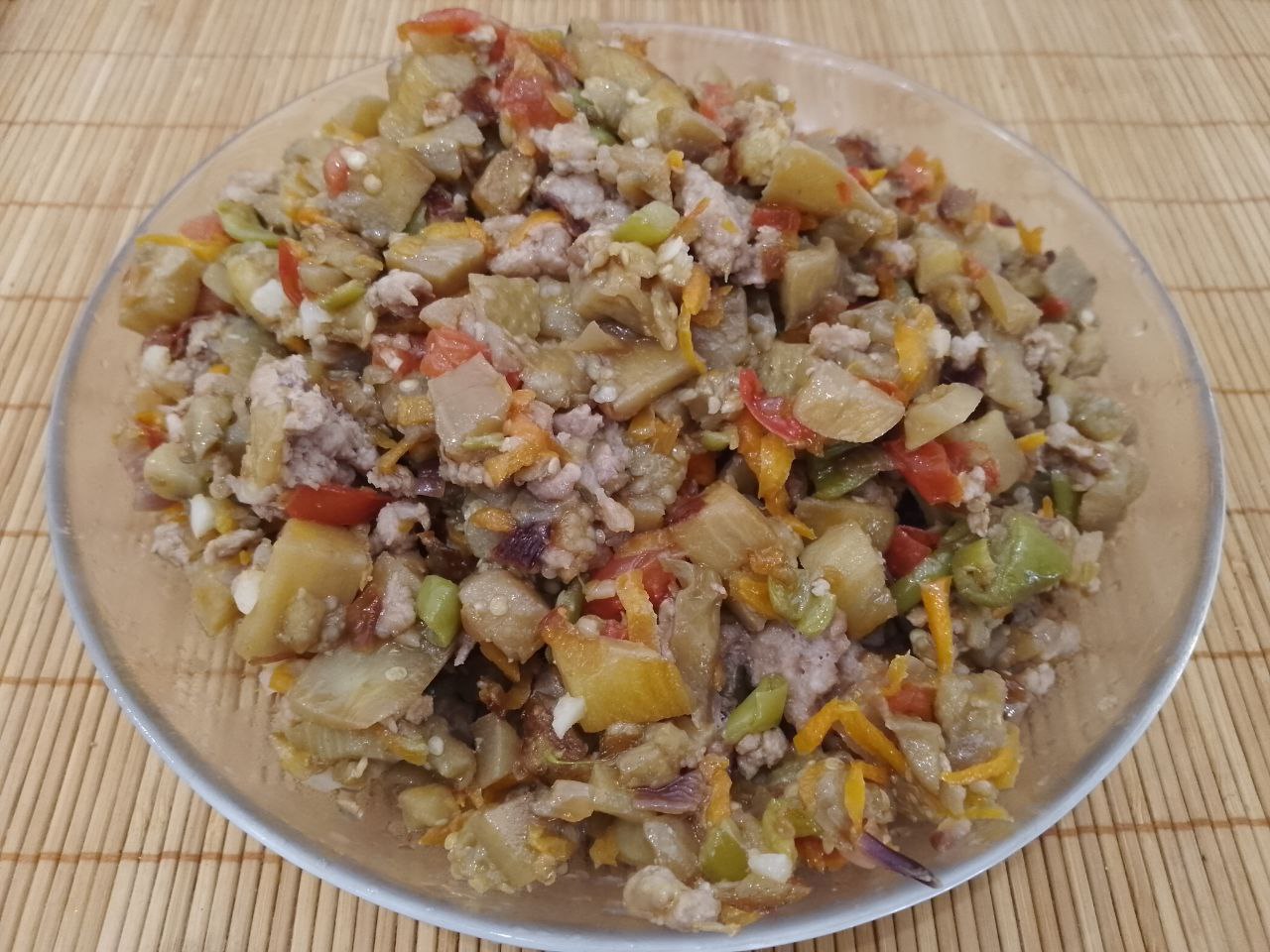 Запеченные в духовке, баклажаны с овощами, фаршем и сыром: Добавляем измельченный чеснок, перец молотый и соль по вкусу, перемешиваем и тушим ещё несколько минут.