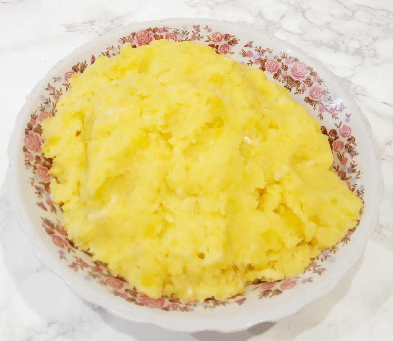 Картофельные ватрушки с мясной начинкой и сыром: Воду сливаем и тщательно разминаем толкушкой.