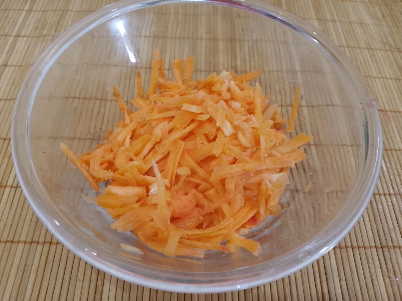 Тушеная свёкла с зеленым горошком и овощами: Морковь промываем, очищаем и натираем на крупной терке.