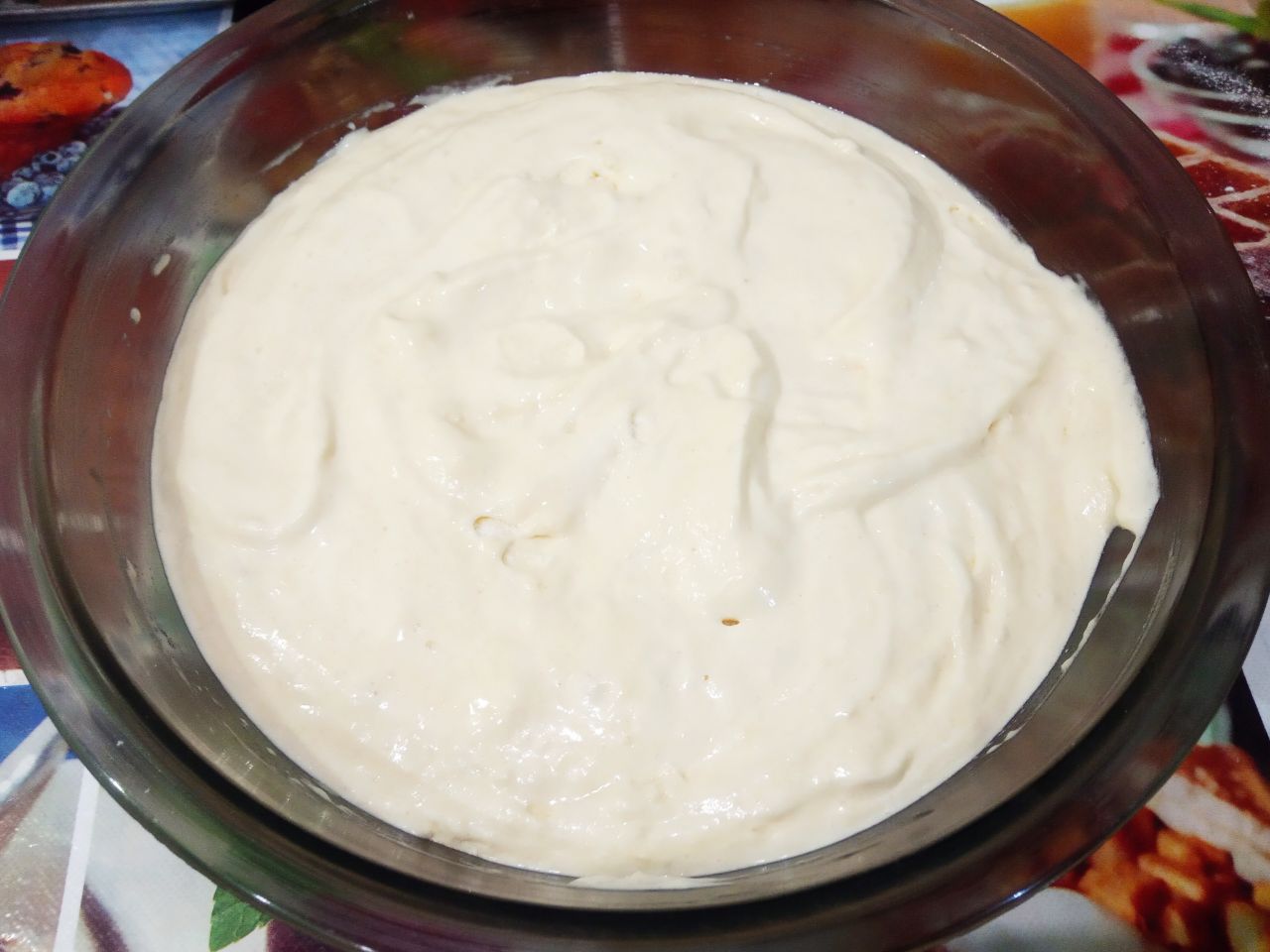 Вкусный торт ко дню рождения или к другому торжеству: Муку просеиваем через мелкое сито и частями добавляем в белковую массу, осторожно перемешиваем.