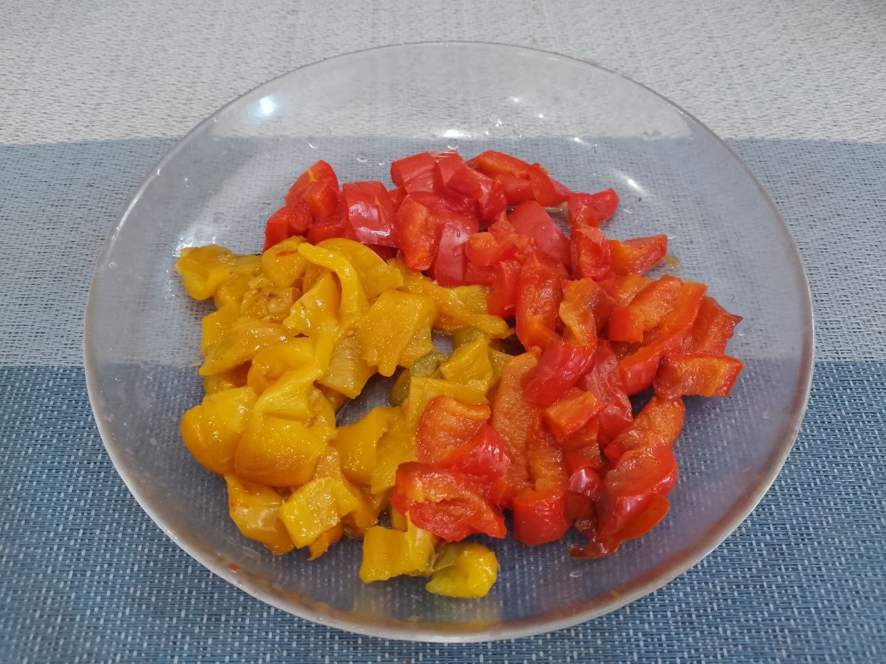 Салат из овощей, запеченных в духовке, полезно и вкусно: Перец разрезаем на полоски.