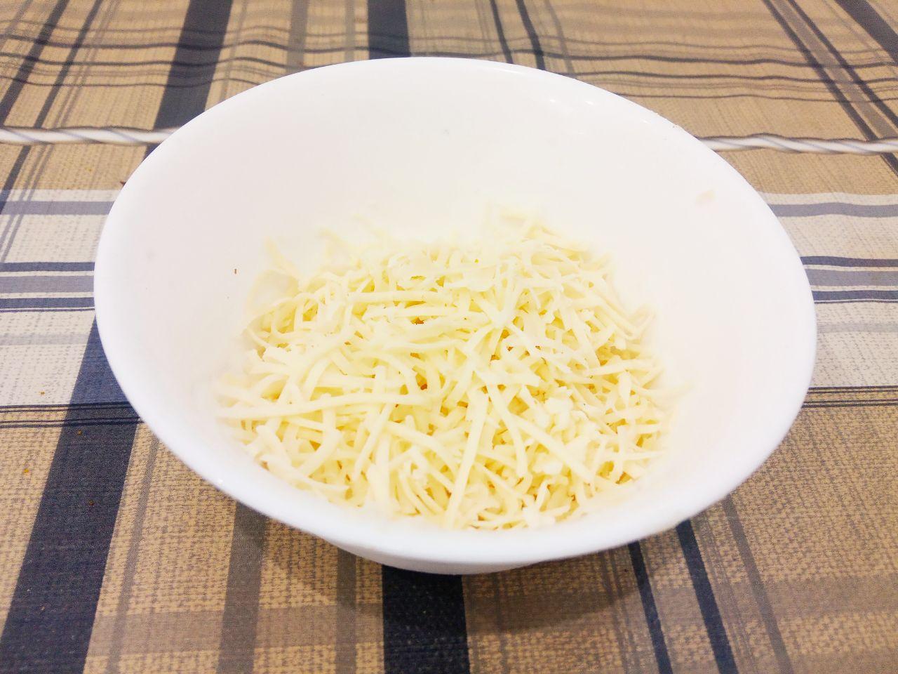 Картофель фаршированный сыром и зеленью, запеченный в духовке: Твердый сыр натираем на мелкой терке.