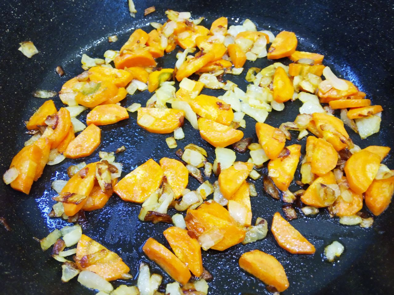 Тушеные овощи с рисом, брокколи и зелёным горошком, вкусно и полезно: Кладем морковь и обжариваем до размягчения.