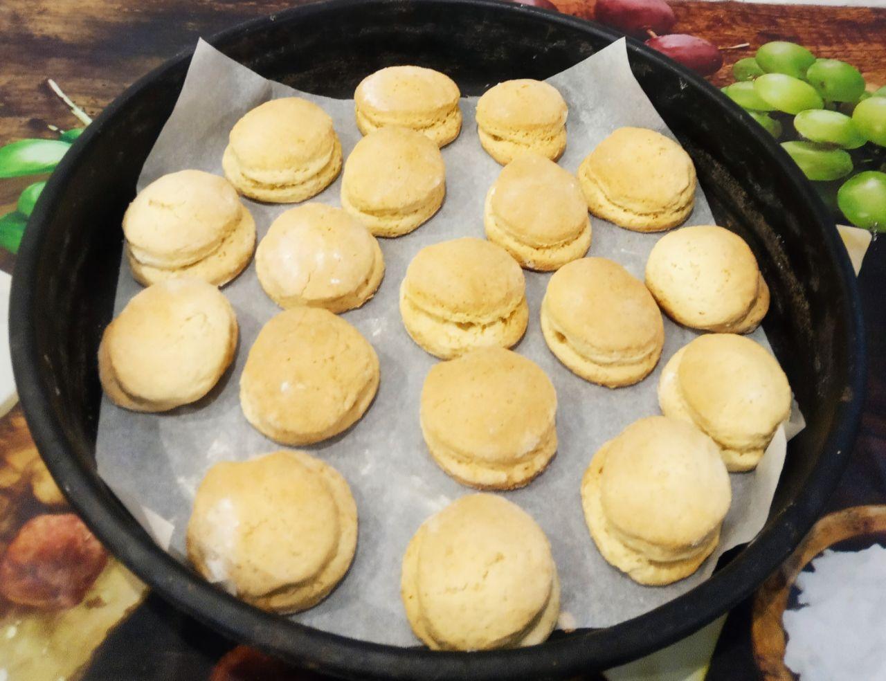 Пряники рассыпчатые, мягкие, с яблоками и в молочной глазури: Выпекаем пряники до светло-желтого цвета.