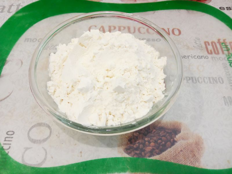 Блины с творожной начинкой, вкусные и аппетитные: В миску просеиваем муку и крахмал, добавляем соль и сахар, размешиваем.