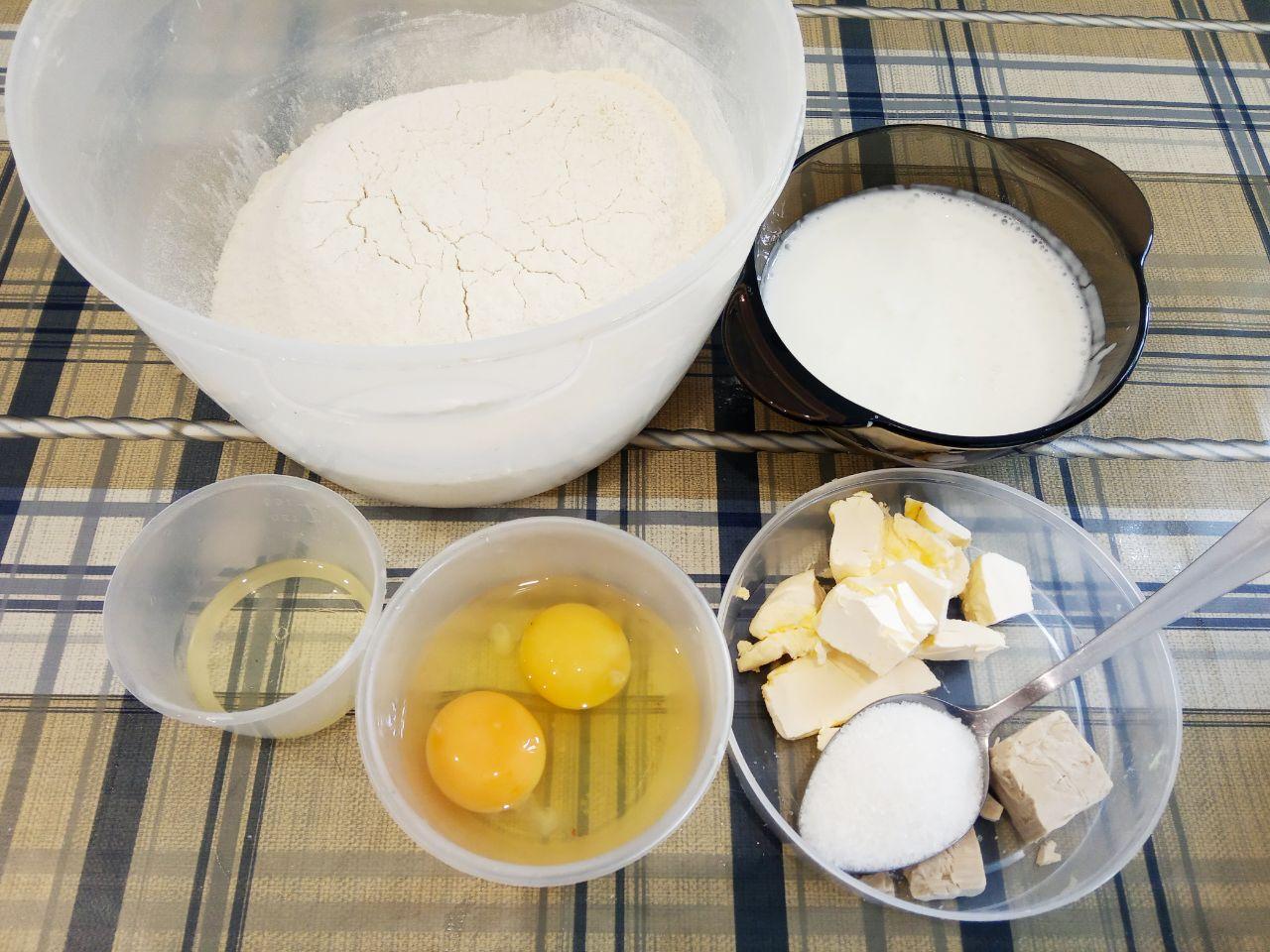 Сосиски в тесте и пампушки в чесночной заливке, вкусно и просто