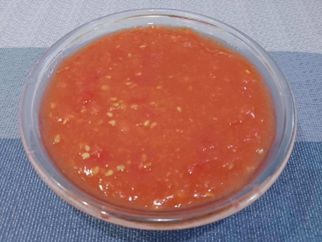 Макаронная запеканка с курицей, сыром и помидорами: Помидоры очищаем от плодоножек и измельчаем в блендере или очищаем кожицу и натираем на терке.