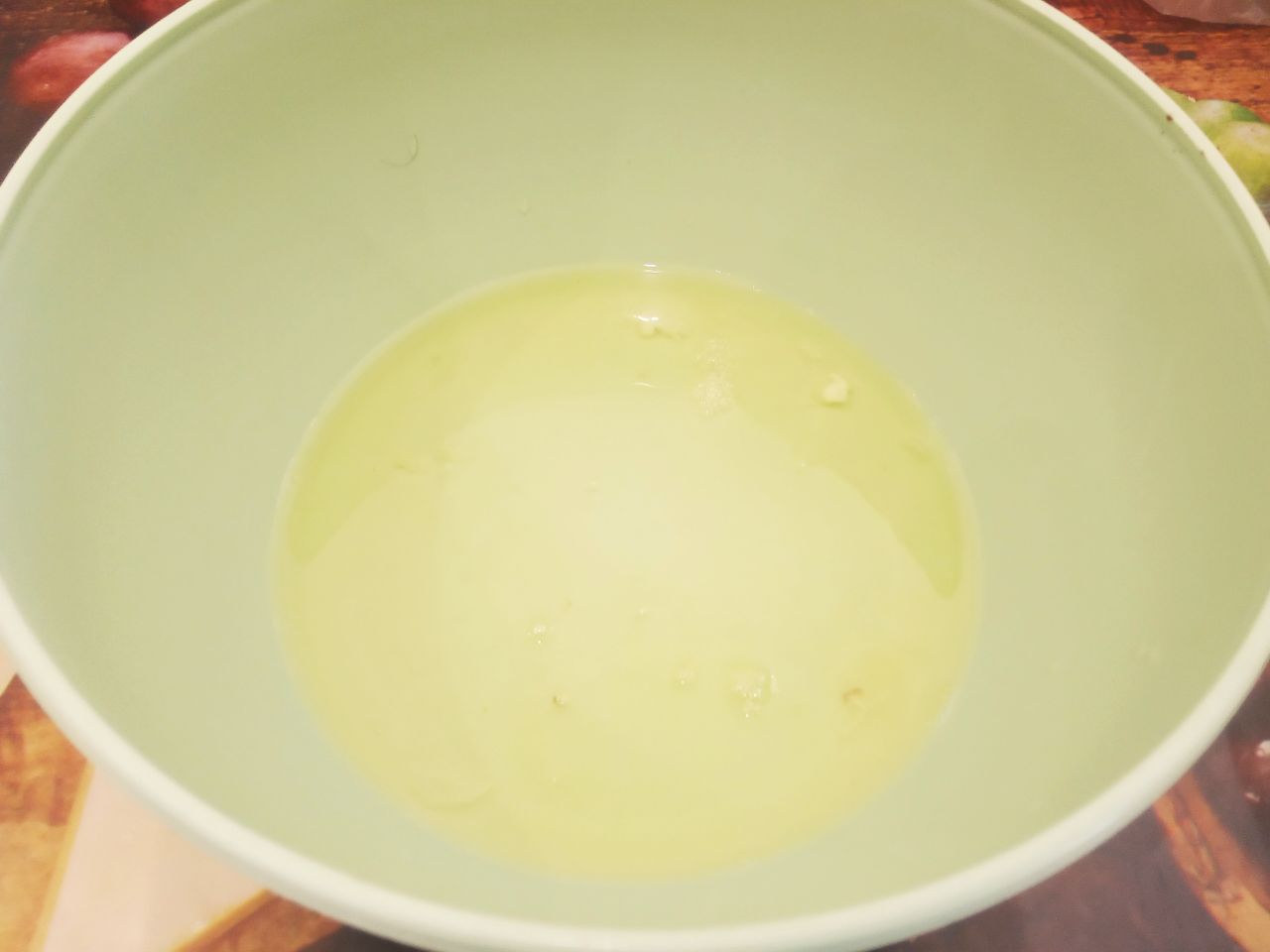 Рулет из бисквитного теста с шоколадом и джемом, вкусный и аппетитный: В белки добавляем щепотку соли и взбиваем до пышной пены.