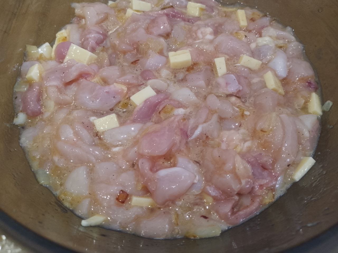 Котлеты из рубленого куриного мяса, сыра, запеченные в духовке: В миску или чашу кладем филе, обжаренный лук, кубики сыра и яйца. Добавляем по вкусу соль, перец и сухой