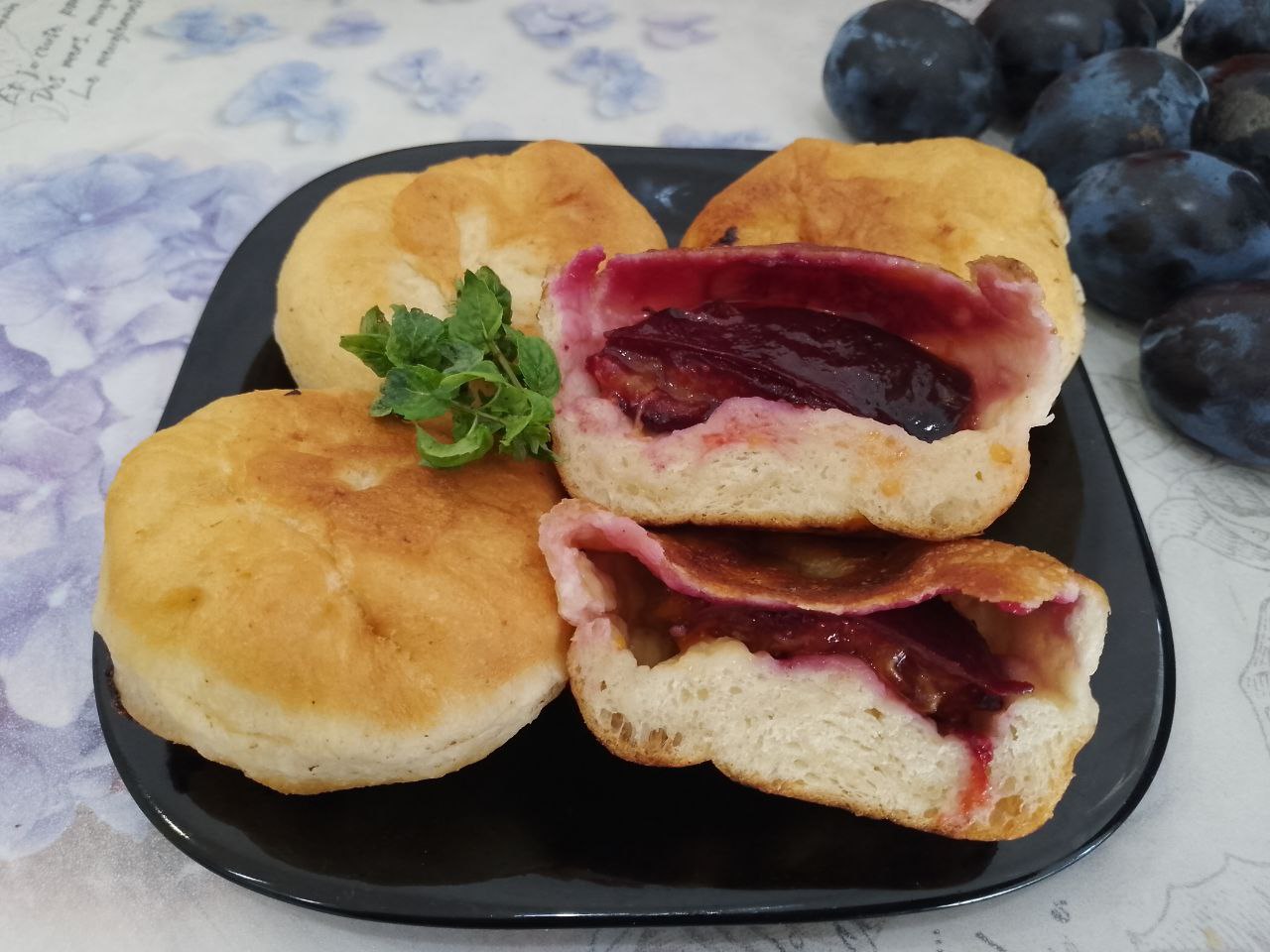 Пирожки со сливой, жареные на сковороде