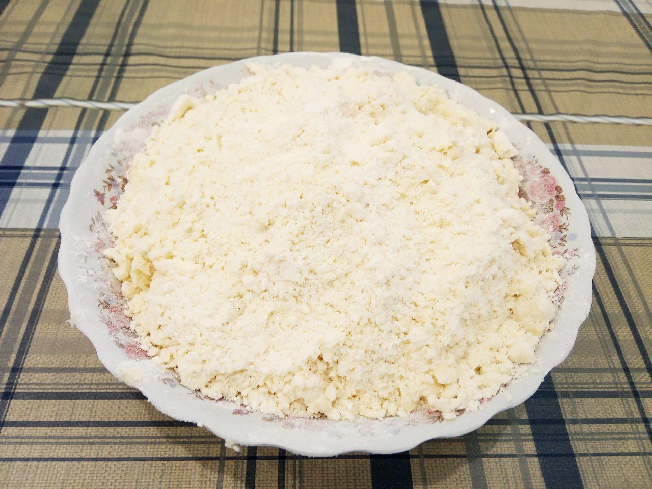 Домашнее печенье с крахмалом, рассыпчатое и песочное: Муку просеиваем через мелкое сито и соединяем с измельченным сливочным маслом, растираем в мелкую крошку.