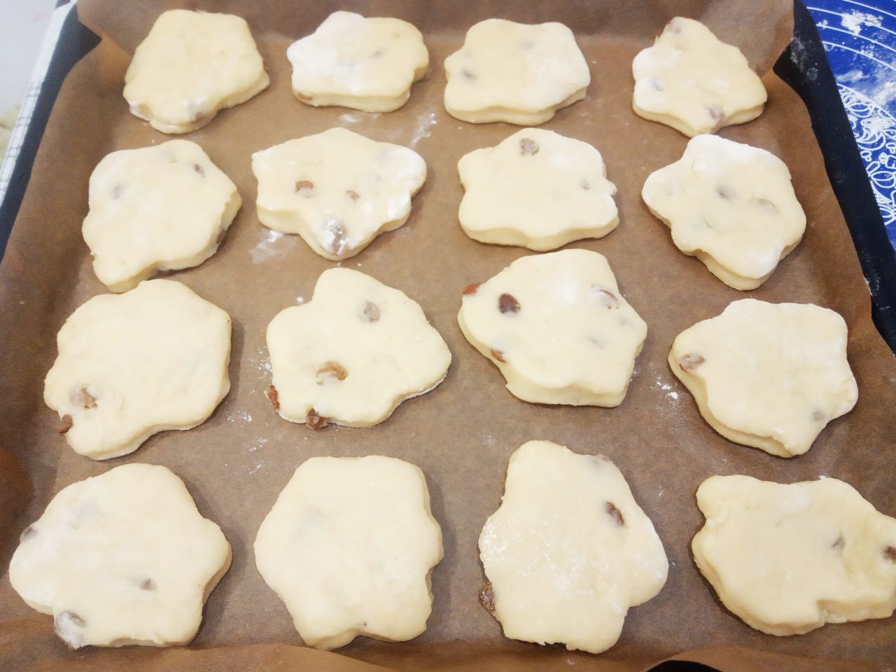 Простой рецепт пряников на кефире с изюмом, просто и вкусно: Противень смазываем жиром или застилаем пергаментом и выкладываем пряники.