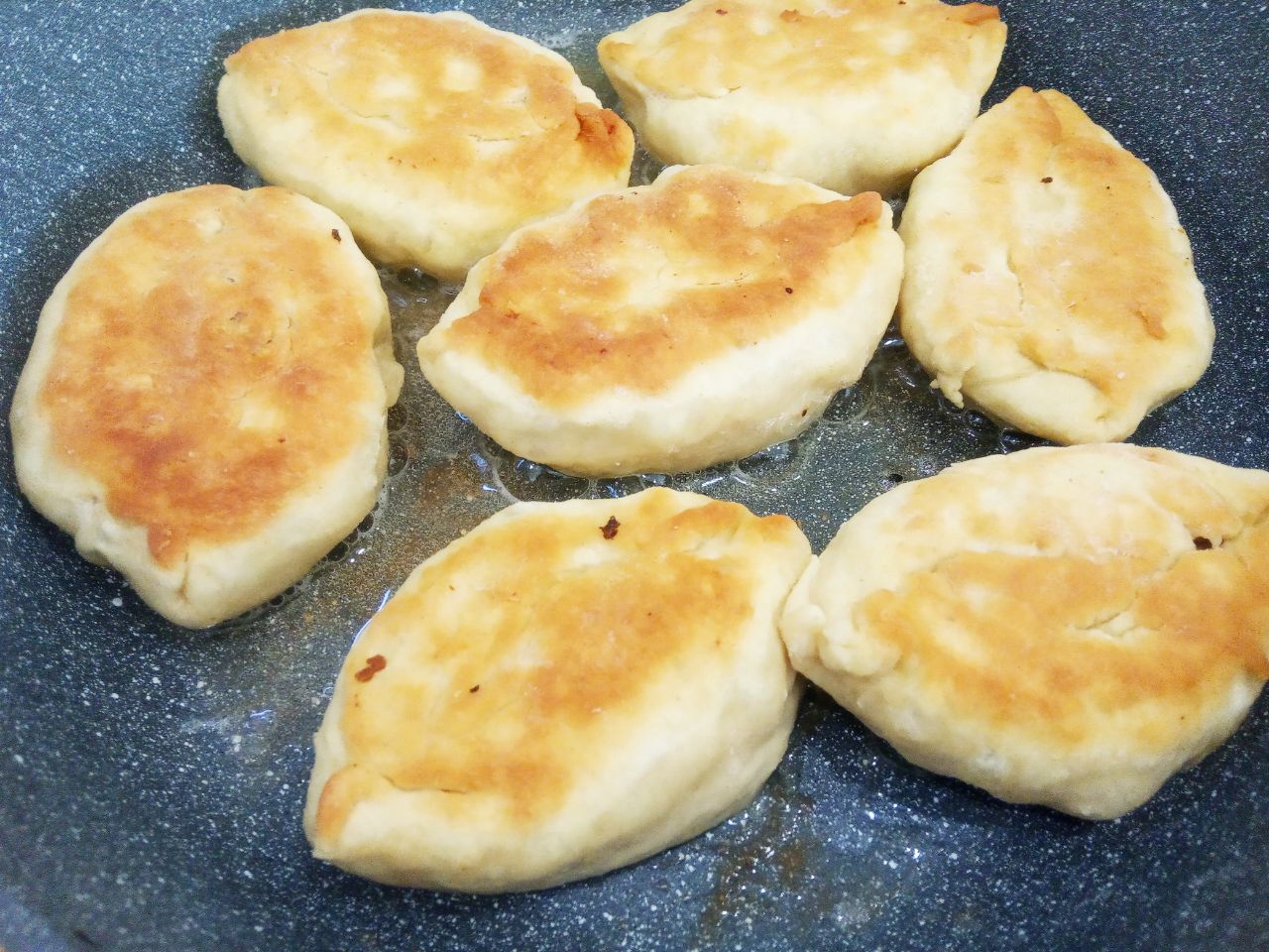 Жареные пирожки из творожного теста, с фаршем и луком, вкусные и аппетитные: Сковороду накрываем крышкой и на слабом огне обжариваем пирожки с двух сторон до золотистого цвета.