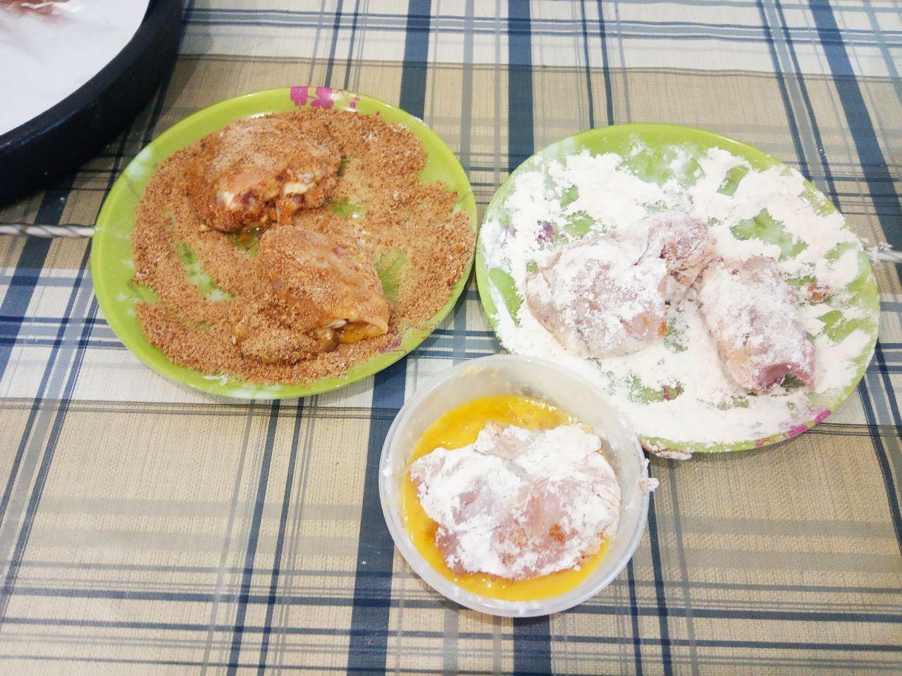 Куриные бедрышки жареные в духовке в кляре и сухарях: И в последнюю очередь обваливаем в панировочных сухарях.