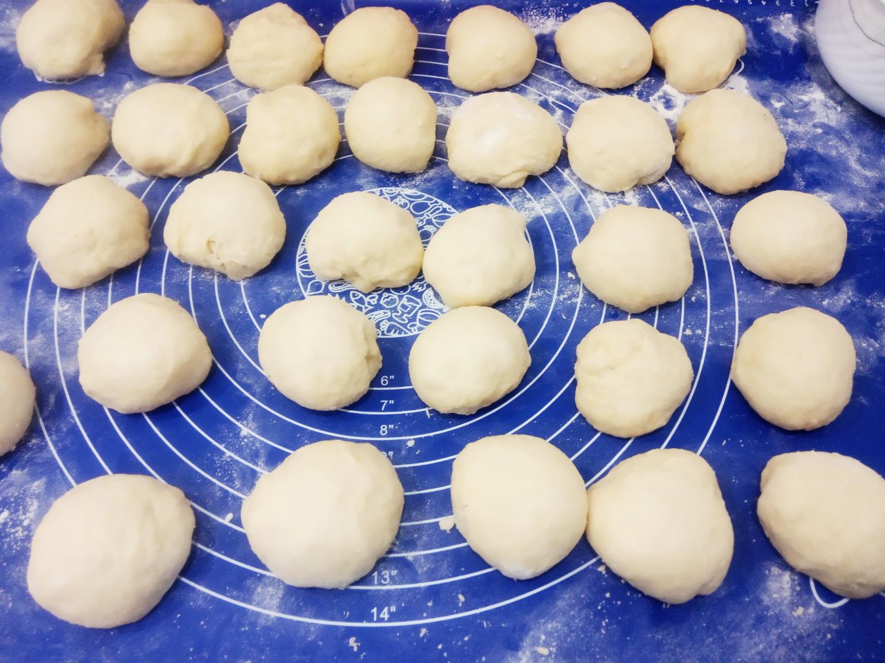 Пирожки с фасолевой начинкой в чесночной заливке, просто и вкусно: Поднявшееся тесто разделяем на небольшие колобки и оставляем для подъема на 10 минут.
