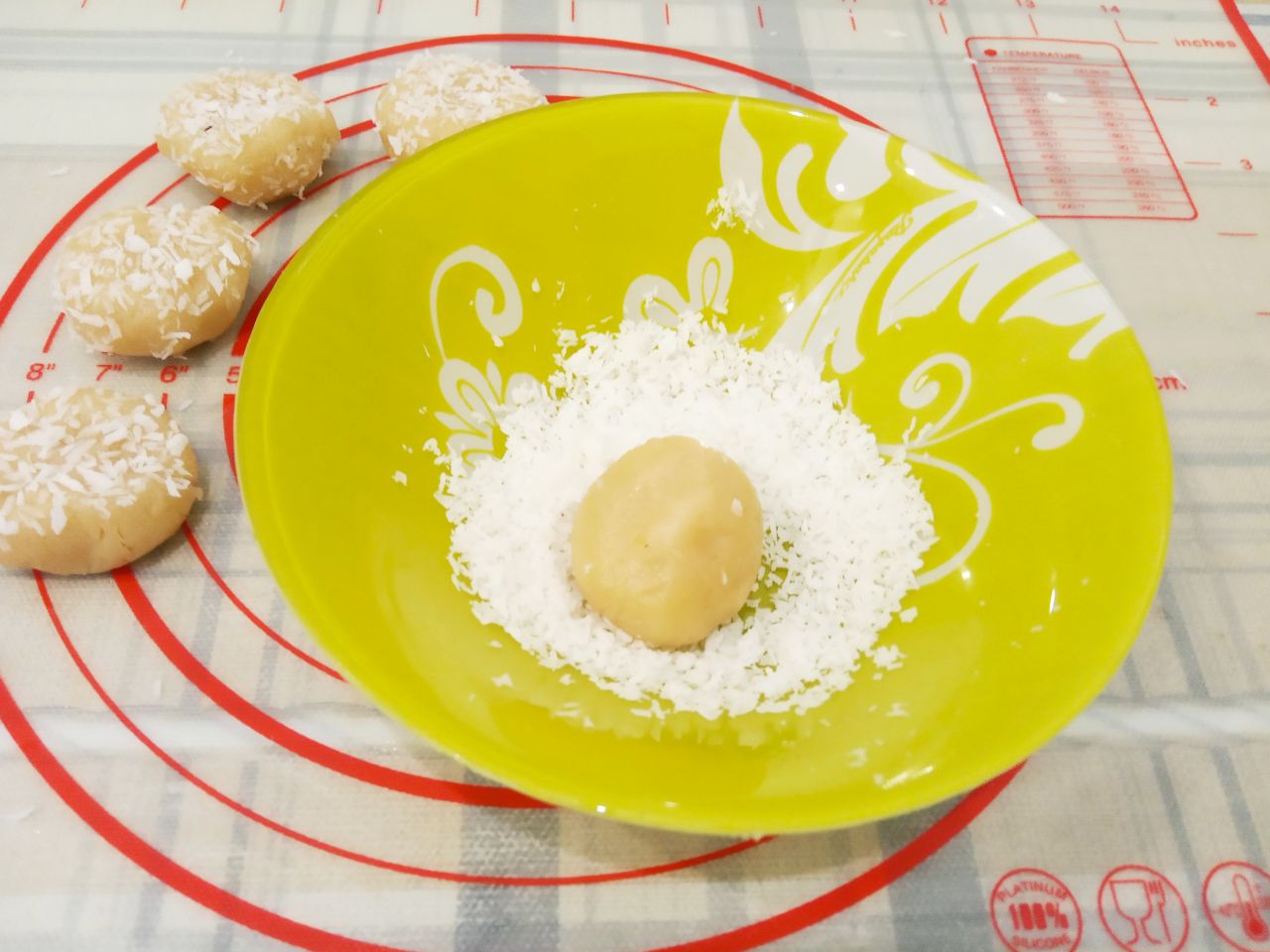 Печенье песочное со сливочным вкусом и в кокосовой стружке: Шарики одной стороной окунаем в кокосовую стружку.