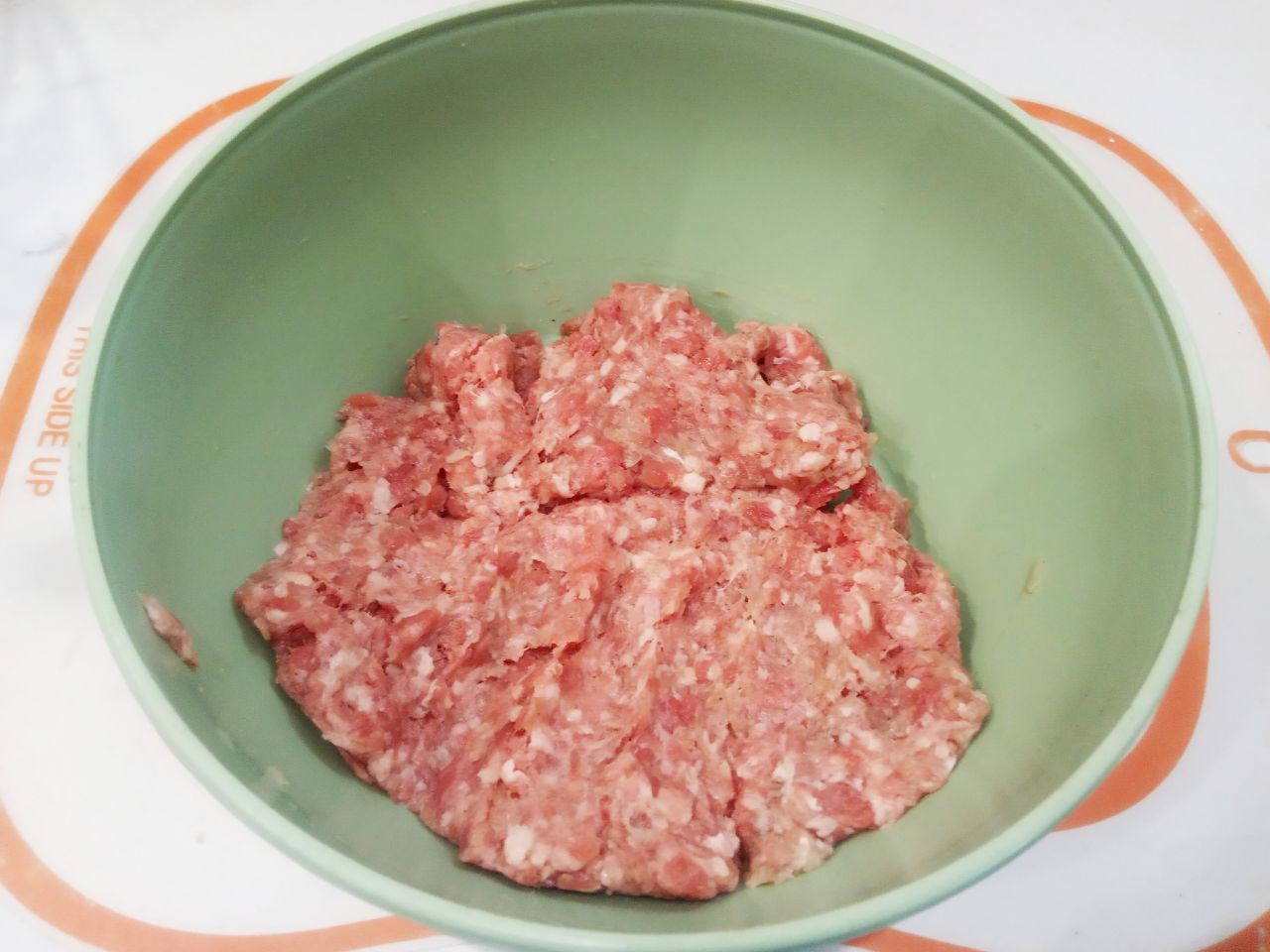Чесночные стрелки с овощами, томатным соусом и мясным фаршем: Массу тщательно перемешиваем и формируем небольшие шарики.